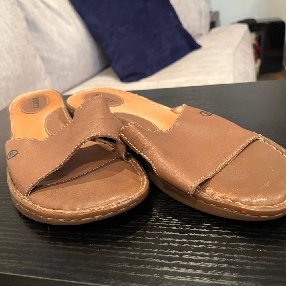 Born leather women’s sandals size 11 / 43 super comfortable & great for walking!